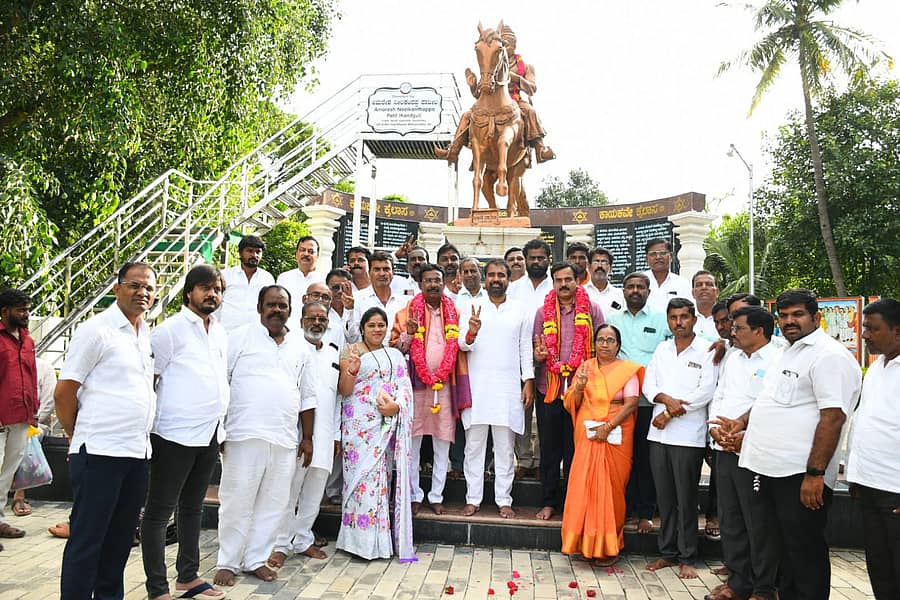 ಕಲಬುರಗಿಯಲ್ಲಿ ಮಂಗಳವಾರ ಅಖಿಲ ಭಾರತ ವೀರಶೈವ ಲಿಂಗಾಯತ ಮಹಾಸಭೆಯ ರಾಜ್ಯ ಕಾರ್ಯನಿರ್ವಾಹಕ ಸದಸ್ಯರಾಗಿ ಆಯ್ಕೆಯಾದ ಸಂತೋಷ ಪಾಟೀಲ ಹಾಗೂ ರಾಜಶೇಖರ ಸೀರಿ ಅವರನ್ನು ಸನ್ಮಾನಿಸಿದ ಮುಖಂಡರು