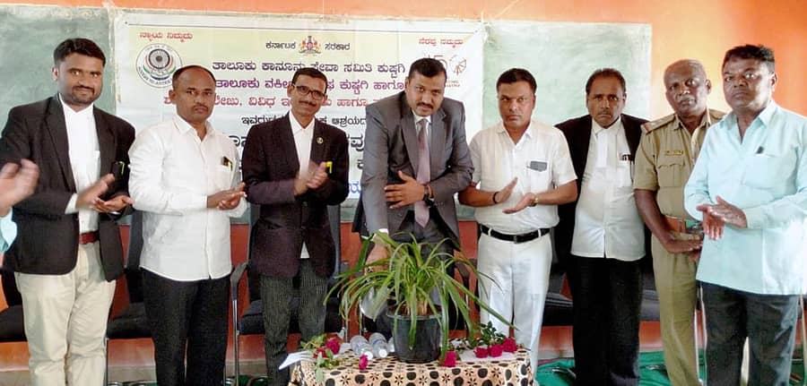 ಕುಷ್ಟಗಿಯ ಬಾಲಕಿಯರ ಸರ್ಕಾರಿ ಪ್ರೌಢಶಾಲೆಯಲ್ಲಿ ಮಂಗಳವಾರ ಕಾನೂನು ವಿದ್ಯಾ ಪ್ರಸಾರ ಕಾರ್ಯಕ್ರಮವನ್ನು ಹಿರಿಯ ಸಿವಿಲ್ ನ್ಯಾಯಾಧೀಶ ಆರ್. ಮಂಜುನಾಥ ಉದ್ಘಾಟಿಸಿದರು