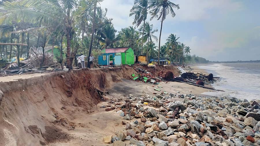 ಅಂಕೋಲಾ ತಾಲ್ಲೂಕಿನ ಹಾರವಾಡ ಗ್ರಾಮ ಪಂಚಾಯಿತಿ ವ್ಯಾಪ್ತಿಯ ತರಂಗಮೇಟದಲ್ಲಿ ಜನವಸತಿ ಪ್ರದೇಶದ ಸಮೀಪದಲ್ಲೇ ಕಡಲು ಕೊರೆತ ಉಂಟಾಗಿರುವುದು