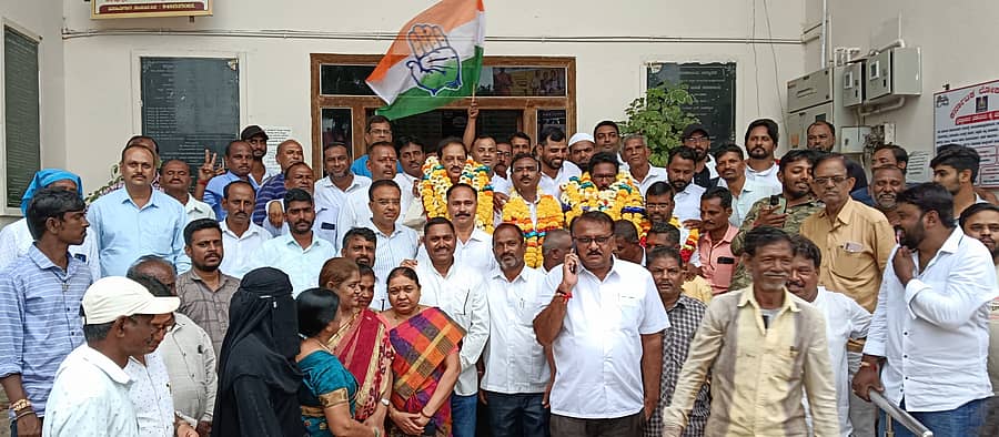 ಅಳ್ನಾವರ ಪಟ್ಟಣ ಪಂಚಾಯ್ತಿಯ ನೂತನ ಅಧ್ಯಕ್ಷ ಮಧು ಬಡಸ್ಕರ್, ಉಪಾಧ್ಯಕ್ಷ ಅಮೋಲ ಗುಂಜೀಕರ ಅವರನ್ನು ಸತ್ಕರಿಸಲಾಯಿತು 