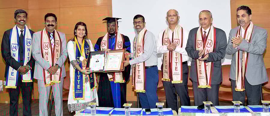 ಅಮೆರಿಕಾದ ನಾರ್ತ್‌ ಡಕೋಟ ಸ್ಟೇಟ್‌ ಯೂನಿವರ್ಸಿಟಿಯ ಪ್ರಾಧ್ಯಾಪಕ ಡಾ.ವಿಲಿಯಂ ಗ್ಯಾಂಜೆ ಅವರು, ಪಿಜಿಡಿಎಂ ವಿತ್ತೀಯ ನಿರ್ವಹಣೆ ವಿಭಾಗದ ಪೃಥ್ವಿ ಅವರಿಗೆ ಪ್ರತಿಷ್ಠಿತ ನಿಟ್ಟೆ ಮೀನಾಕ್ಷಿ ಸ್ಮರಣಾರ್ಥ ಚಿನ್ನದ ಪದಕ ವಿತರಿಸಿದರು.