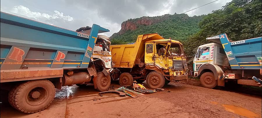 ಸಂಡೂರಿನ ನಾರಿಹಳ್ಳ ಜಲಾಶಯ ಬಳಿಯ ವ್ಯಾಲಿ ರೆಸಾರ್ಟ್ ಮುಂಭಾಗದಲ್ಲಿ ಅದಿರು ಲಾರಿಗಳ ಮಧ್ಯೆ ಅಪಘಾತ ಸಂಭವಿಸಿ ವಾಹನಗಳ ಸಂಚಾರಕ್ಕೆ ಅಡಚಣೆ ಉಂಟಾಗಿತ್ತು