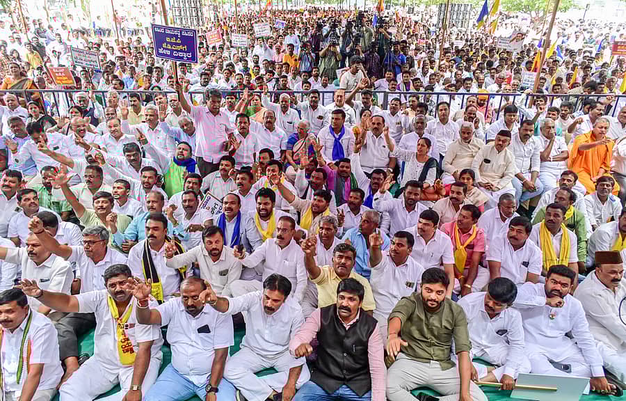 ರಾಜ್ಯಪಾಲರು ಮುಖ್ಯಮಂತ್ರಿ ಸಿದ್ದರಾಮಯ್ಯ ವಿರುದ್ಧ ತನಿಖೆಗೆ ಅನುಮತಿ ನೀಡಿರುವುದನ್ನು ವಿರೋಧಿಸಿ ಕರ್ನಾಟಕ ಶೋಷಿತ ಸಮುದಾಯಗಳ ಮಹಾ ಒಕ್ಕೂಟದ ನೇತೃತ್ವದಲ್ಲಿ ಮಂಗಳವಾರ ನಗರದ ಸ್ವಾತಂತ್ರ್ಯ ಉದ್ಯಾನದಲ್ಲಿ ಪ್ರತಿಭಟನೆ ನಡೆಯಿತು. ಪ್ರಜಾವಾಣಿ ಚಿತ್ರ/ ಪ್ರಶಾಂತ್ ಎಚ್.ಜಿ.