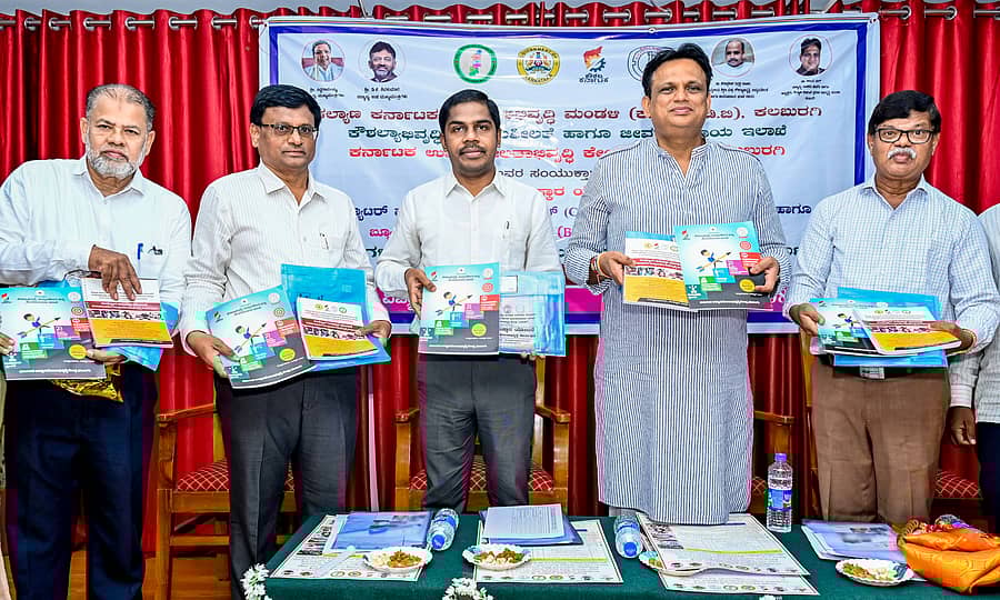 ಕಲಬುರಗಿಯಲ್ಲಿ ಆಯೋಜಿಸಿದ್ದ ಉದ್ಯಮಶೀಲತಾಭಿವೃದ್ಧಿ ಕಾರ್ಯಕ್ರಮದಲ್ಲಿ ಕೆಕೆಆರ್ಡಿಬಿ ಅಧ್ಯಕ್ಷ ಡಾ. ಅಜಯ್ ಸಿಂಗ್ ಅವರು ಕಲಿಕಾ ಸಾಮಗ್ರಿಗಳನ್ನು ಬಿಡುಗಡೆ ಮಾಡಿದರು. ಸೈಯದ್ ಅಷ್ಪಾಕ್ ಅಹ್ಮದ್, ಜಿ.ಯು ಹುಡೇದ, ಎಂ. ಸುಂದರೇಶಬಾಬು, ಬಿ.ಎಂ. ಗೋಟೂರ ಭಾಗವಹಿಸಿದ್ದರು