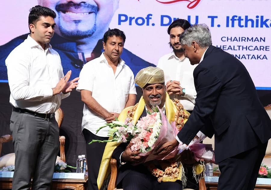 ಕಾರ್ಯಕ್ರಮದಲ್ಲಿ ಪ್ರೆಸಿಡೆನ್ಸಿ ವಿಶ್ವವಿದ್ಯಾಲಯದ ಕುಲಪತಿ ಡಾ.ನಿಸ್ಸಾರ್ ಅಹಮದ್ ಅವರು, ಶಿಕ್ಷಣತಜ್ಞ ಪ್ರೊ.ಡಾ.ಯು.ಟಿ.ಇಫ್ತಿಕಾರ್ ಅಲಿ ಅವರನ್ನು ಸನ್ಮಾನಿಸಿದರು.