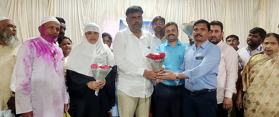 ಸವಣೂರು ಪುರಸಭೆಗೆ ಅವಿರೋಧ ಆಯ್ಕೆಯಾದ ಅಧ್ಯಕ್ಷ ಅಲ್ಲಾವುದ್ದೀನ್ ಹಸನಮಿಯ್ಯಾ ಮನಿಯಾರ, ಉಪಾಧ್ಯಕ್ಷೆ ಖಮರುನ್ನಿಸಾ ಮೌಲಾಲಿ ಪಟೇಲ್ ಅವರನ್ನು ಚುನಾವಣಾಧಿಕಾರಿ ಭರತರಾಜ್ ಕೆ.ಎನ್., ಮುಖ್ಯಾಧಿಕಾರಿ ನೀಲಪ್ಪ ಹಾದಿಮನಿ ಅಭಿನಂದಿಸಿದರು