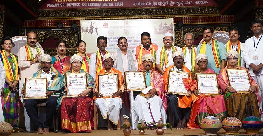 ಜಾನಪದ ಕ್ಷೇತ್ರದಲ್ಲಿ ಅಪೂರ್ವ ಸೇವೆ ಸಲ್ಲಿಸಿದವರನ್ನು ಸಮ್ಮೇಳನದಲ್ಲಿ ಗೌರವಿಸಲಾಯಿತು