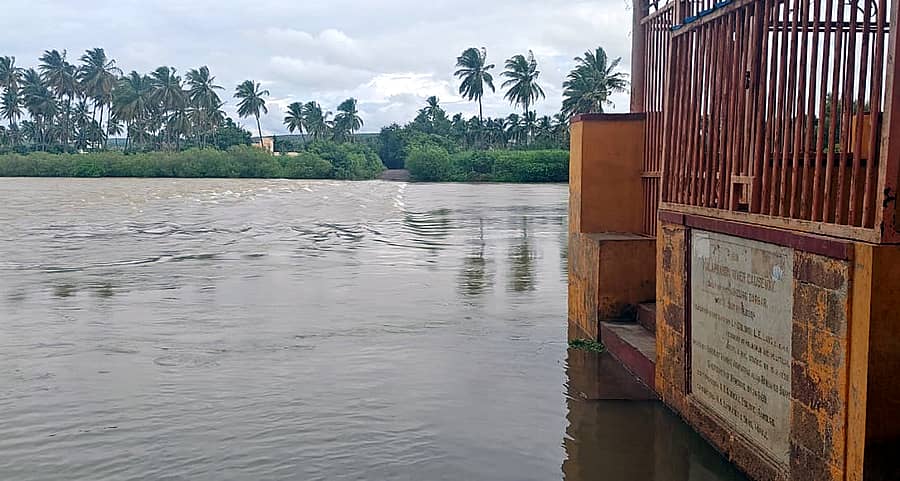 ರಾಮದುರ್ಗ ಪಟ್ಟಣದ ಹಳೇ ಸೇತುವೆ ಸಂಪೂರ್ಣ ಮುಳುಗಡೆಯಾಗಿ ಪಕ್ಕದಲ್ಲಿರುವ ಜಾನಕಿರಾಮ ದೇವಸ್ಥಾನವನ್ನು ಜಲಾವ್ರತವಾಗಿದೆ