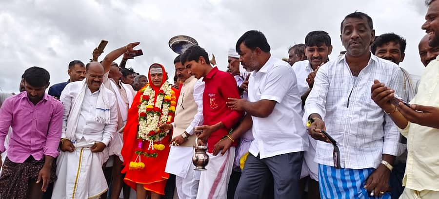 ಜಗಳೂರು ತಾಲ್ಲೂಕಿನ ಗಡಿಮಾಕುಂಟೆ ಕೆರೆಗೆ ಮಂಗಳವಾರ ಬಾಗಿನ ಅರ್ಪಿಸುವ ಕಾರ್ಯಕ್ರಮದಲ್ಲಿ ಉಜ್ಜಯಿನಿ ಪೀಠದ ಶ್ರೀ, ಶಾಸಕ. ಬಿ. ದೇವೇಂದ್ರಪ್ಪ ಪಾಲ್ಗೊಂಡಿದ್ದರು