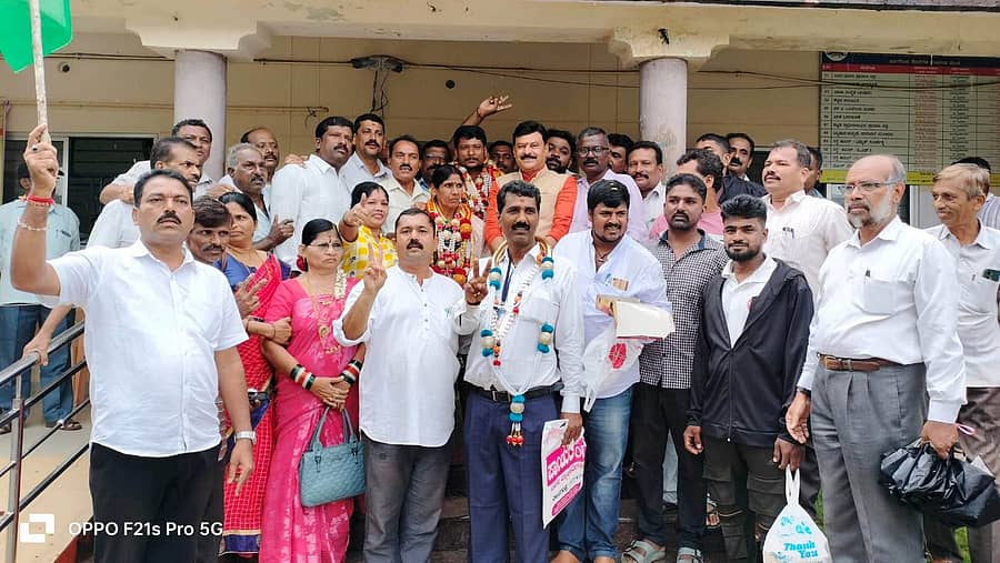 ಕಾರ್ಗಲ್ ಪಟ್ಟಣ ಪಂಚಾಯಿತಿ ಆವರಣದಲ್ಲಿ ಅಧಿಕಾರದ ಚುಕ್ಕಾಣಿ ಹಿಡಿದ ಕಾಂಗ್ರೆಸ್ ಪಕ್ಷವು ಶಾಸಕ ಗೋಪಾಲಕೃಷ್ಣ ಬೇಳೂರು ನೇತೃತ್ವದಲ್ಲಿ ಸಂಭ್ರಮ ಆಚರಿಸಿತು