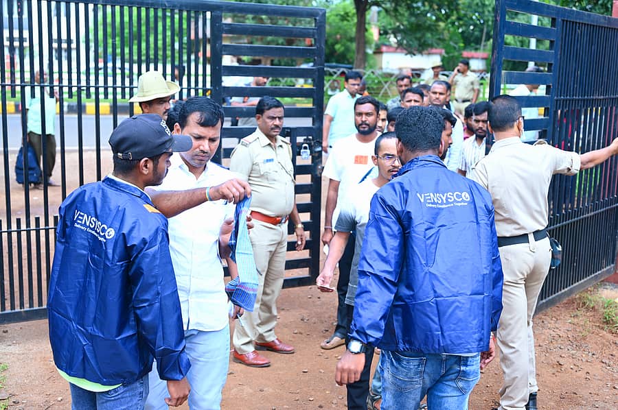 ಬೀದರ್ನ ಸಿದ್ದಾರ್ಥ ಕಾಲೇಜಿನ ಪರೀಕ್ಷಾ ಕೇಂದ್ರದ ಹೊರಗೆ ಪೊಲೀಸರು ಅಭ್ಯರ್ಥಿಗಳ ತಪಾಸಣೆ ನಡೆಸಿದರು