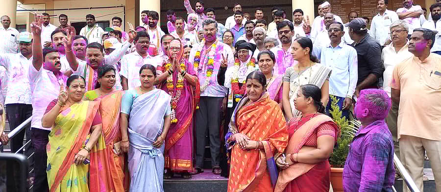 ಸವದತ್ತಿ ಪುರಸಭೆಗೆ ನೂತನವಾಗಿ ಆಯ್ಕೆಯಾದ ಅಧ್ಯಕ್ಷೆ ಚಿನ್ನವ್ವ ಹುಚ್ಚಣ್ಣವರ, ಉಪಾಧ್ಯಕ್ಷೆ ದಾವಲಬಿ ಸನದಿ ಅವರನ್ನು ಬೆಂಬಲಿಗರು ಸನ್ಮಾನಿಸಿ ವಿಜಯೋತ್ಸವ ಆಚರಿಸಿದರು