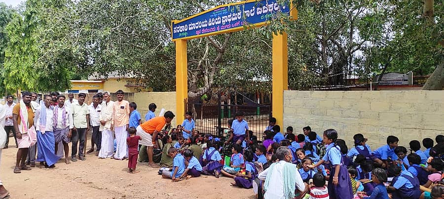 ಕುಷ್ಟಗಿ ತಾಲ್ಲೂಕು ಬಿಜಕಲ್‌ ಗ್ರಾಮದಲ್ಲಿ ಗ್ರಾಮಸ್ಥರು ಮಂಗಳವಾರ ಶಾಲೆಗೆ ಬೀಗ ಹಾಕಿ ಪ್ರತಿಭಟನೆ ನಡೆಸಿದರು