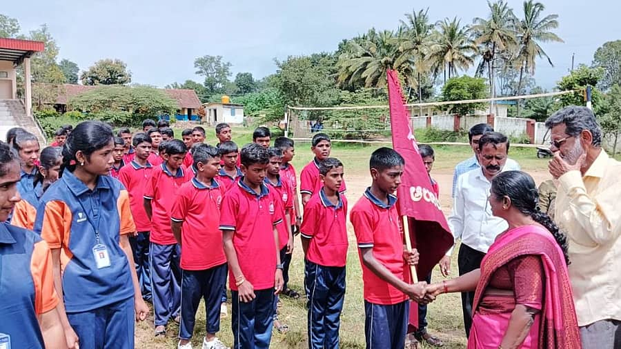 ಕ್ರೀಡಾಕೂಟ ಉದ್ಘಾಟನಾ ಕಾರ್ಯಕ್ರಮದಲ್ಲಿ ತಾಲ್ಲೂಕು ದೈಹಿಕ ಶಿಕ್ಷಣಾ ಇಲಾಖೆಯ ಪರಿವೀಕ್ಷಕಿ ಸುಕುಮಾರಿ ಉದ್ಘಾಟಿಸಿ, ವಿದ್ಯಾರ್ಥಿಗಳಿಗೆ ಶುಭ ಹಾರೈಸಿದರು.