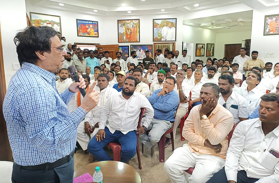 ಕಾಂಗ್ರೆಸ್ ಕಾರ್ಯಕರ್ತರ ಸಭೆಯಲ್ಲಿ ಪಕ್ಷೆ ಮುಖಂಡ ಅಶೋಕ್ ಖೇಣಿ ಮಾತನಾಡಿದರು