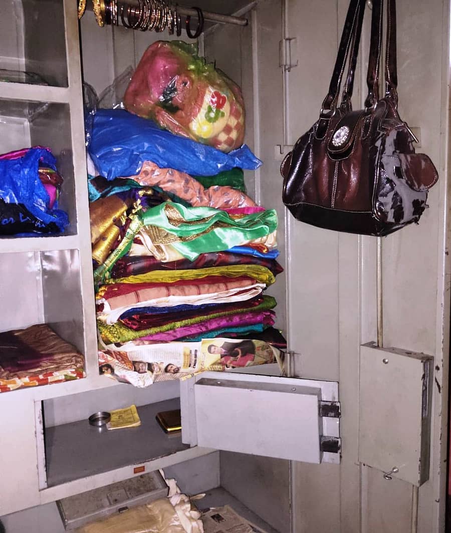 ನಾಲತವಾಡ ಪಟ್ಟಣದ ಚನ್ನಬಸಪ್ಪ ಗುರಿಕಾರ ಅವರ ಮನೆಯ ಬೀರು ಒಡೆದಿರುವ ದೃಶ್ಯ.