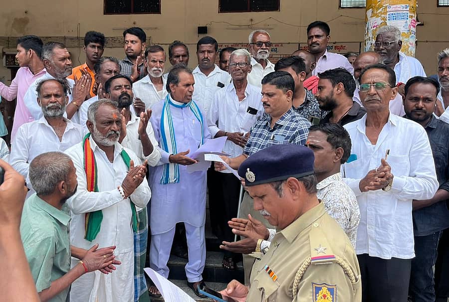 ಕಮಲಾಪುರದಲ್ಲಿ ಬಸ್ ನಿಲ್ದಾಣ ನಿರ್ಮಾಣ, ಕಮಲಾಪುರ–ರೇವಗ್ಗಿ ಬಸ್ ಸಂಚಾರಕ್ಕೆ ಆಗ್ರಹಿಸಿ ಗ್ರೇಡ್ 2 ತಹಶೀಲ್ದಾರ್ ಶಿವಕುಮಾರ ಶಾಬಾ ಅವರಿಗೆ ಸಾರ್ವಜನಿಕರು ಮನವಿ ಸಲ್ಲಿಸಿದರು