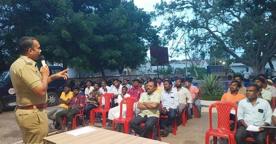 ಕುಕನೂರಿನ ಪೊಲೀಸ್ ಠಾಣೆಯಲ್ಲಿ ಸೋಮವಾರ ಸಂಜೆ ಶಾಂತಿ ಸಭೆ ನಡೆಯಿತು