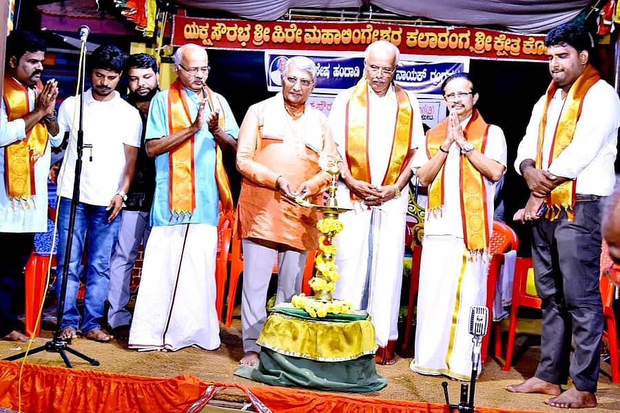 <div class="paragraphs"><p>ಸಾಲಿಗ್ರಾಮ ಗುರುನರಸಿಂಹ ದೇವಸ್ಥಾನದಲ್ಲಿ ಕೋಟದ ಯಕ್ಷಸೌರಭ ಹಿರೇಮಹಾಲಿಂಗೇಶ್ವರ ಕಲಾರಂಗದ ಪ್ರಸ್ತುತಿಯಲ್ಲಿ 31ರವರೆಗೆ ನಡೆಯುವ ಹವ್ಯಾಸಿ ಯಕ್ಷಗಾನ ಸಪ್ತಾಹ ಸೌರಭ ಸಪ್ತಮಿಗೆ ತಲ್ಲೂರು ಶಿವರಾಮ ಶೆಟ್ಟಿ ಚಾಲನೆ ನೀಡಿದರು</p></div>