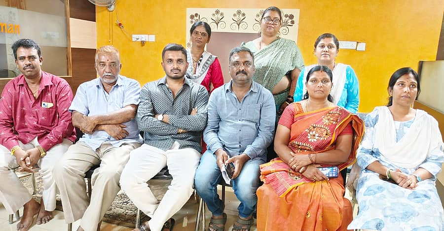 ತಿಪಟೂರಿನಲ್ಲಿ ಮಂಗಳವಾರ ನಡೆದ ಸುದ್ದಿಗೋಷ್ಠಿಯಲ್ಲಿ ನಗರಸಭೆ ಮಾಜಿ ಅಧ್ಯಕ್ಷ ಪಿ.ಜೆ.ರಾಮಮೋಹನ್, ಸದಸ್ಯರಾದ ಶಶಿಕಿರಣ್, ಜಯಲಕ್ಷ್ಮಿ, ಓಹಿಲಾ ಗಂಗಾಧರ್, ಸಂಗಮೇಶ್, ಲತಾ ಲೋಕೇಶ್ ಇತರರು ಉಪಸ್ಥಿತರಿದ್ದರು