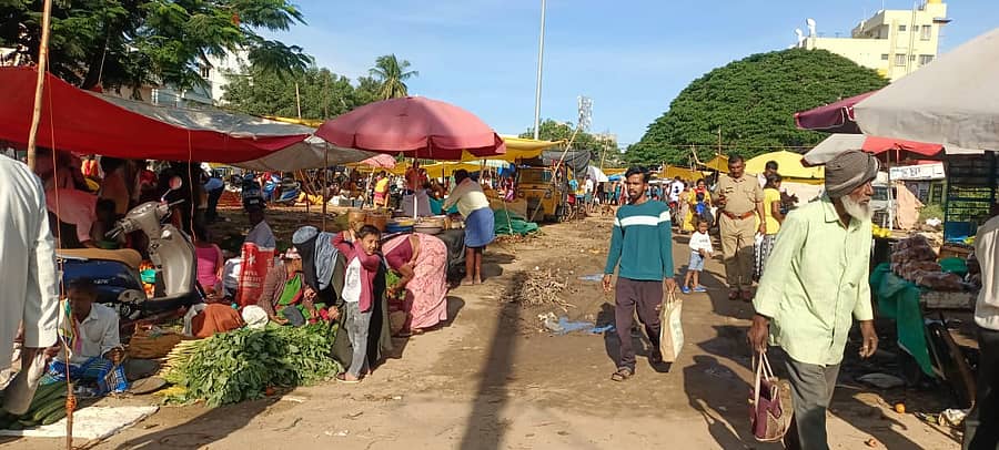ಮಧುಗಿರಿಯ ಲಾಲ್ ಬಹಾದ್ದೂರ್ ಶಾಸ್ತ್ರಿ ಮೈದಾನದಲ್ಲಿ ನಡೆದ ಸಂತೆ
