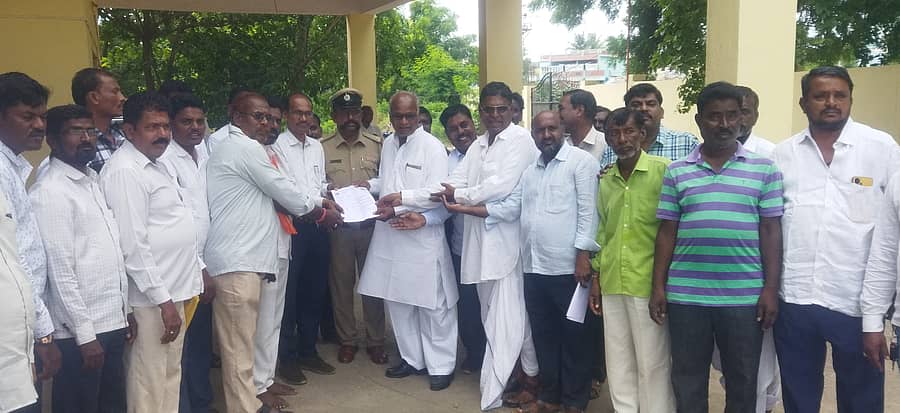 ಶಹಾಬಾದ್ನಲ್ಲಿ ಗ್ರೇಡ್ 2 ತಹಶೀಲ್ದಾರ್ ಗುರುರಾಜ ಸಂಗಾವಿ ಅವರಿಗೆ ಭೋವಿ ಸಮಾಜದ ಮುಖಂಡರು ಮನವಿ ಪತ್ರ ಸಲ್ಲಿಸಿದರು