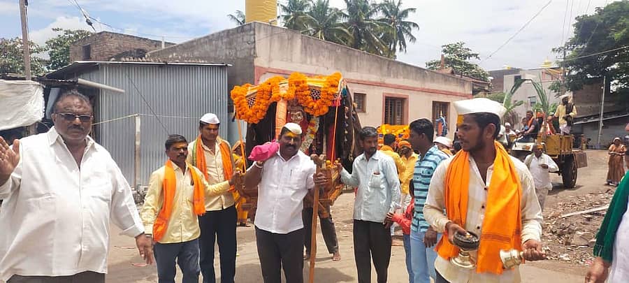 ಮಹಾಲಿಂಗಪುರದ ಕೆಂಗೇರಿಮಡ್ಡಿಯ ಲಕ್ಷ್ಮೀನಗರದಲ್ಲಿ ಮೂರ್ತಿ ಪ್ರತಿಷ್ಠಾಪನೆ ಅಂಗವಾಗಿ ಮಂಗಳವಾರ ಬೀರಸಿದ್ಧೇಶ್ವರ ಮೂರ್ತಿಯ ಮೆರವಣಿಗೆ ಪ್ರಮುಖ ಬೀದಿಗಳಲ್ಲಿ ನಡೆಯಿತು