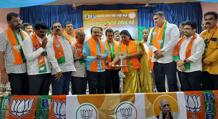 ಶಿರಸಿಯಲ್ಲಿ ಆಯೋಜಿಸಲಾಗಿದ್ದ ಬಿಜೆಪಿ ವಿಶೇಷ ಕಾರ್ಯಕಾರಣಿ ಸಭೆ ಹಾಗೂ ಸದಸ್ಯತ್ವ ಅಭಿಯಾನ ಕಾರ್ಯಾಗಾರವನ್ನು ಲಿಂಗರಾಜ ಪಾಟೀಲ್ ಉದ್ಘಾಟಿಸಿದರು. ರೂಪಾಲಿ ನಾಯ್ಕ, ದಿನಕರ ಶೆಟ್ಟಿ, ಶಾಂತಾರಾಮ ಸಿದ್ದಿ, ಎನ್.ಎಸ್.ಹೆಗಡೆ ಉಪಸ್ಥಿತರಿದ್ದರು