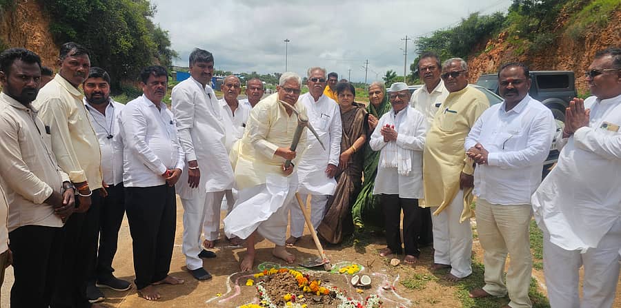 <div class="paragraphs"><p>ರೋಣ ಕ್ಷೇತ್ರದ ಶಾಸಕ ಜಿ.ಎಸ್.ಪಾಟೀಲ ಅವರು ತಮ್ಮ ತಾಯಿ ಬಸಮ್ಮ ಹರಕೆಯಂತೆ, ಯಲ್ಲಮ್ಮನಗುಡ್ಡ– ಉಗರಗೋಳ ಮಾರ್ಗದಲ್ಲಿ ಮಹಾದ್ವಾರ ನಿರ್ಮಿಸಲು ಬುಧವಾರ ಭೂಮಿಪೂಜೆ ನೆರವೇರಿಸಿದರು</p></div>