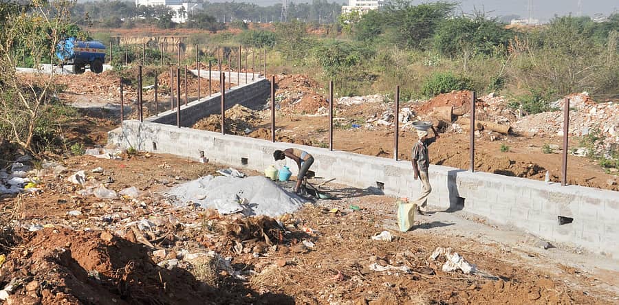 ತುಮಕೂರಿನ ಗಾರೆನರಸಯ್ಯನ ಕಟ್ಟೆ ಹತ್ತಿರ ನಡೆಯುತ್ತಿರುವ ಕಾಮಗಾರಿ