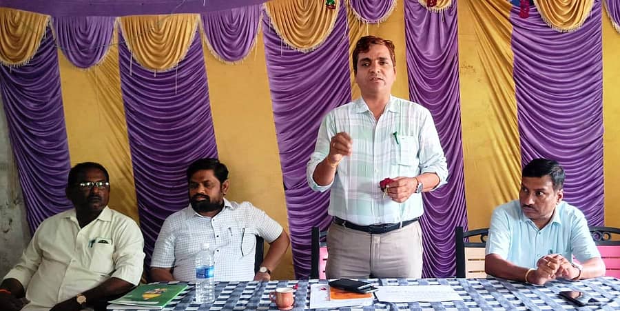 ಸಿರುಗುಪ್ಪ ನಗರದ ಸಿಡಿಪಿಒ ಕಚೇರಿ ಸಭಾಂಗಣದಲ್ಲಿ ಬೆಳೆ ಸಮೀಕ್ಷೆಯ ತರಬೇತಿ ಕಾರ್ಯಗಾರದಲ್ಲಿ ತಹಶೀಲ್ದಾರ್ ಎಚ್.ವಿಶ್ವನಾಥ್ ಮಾತನಾಡಿದರು