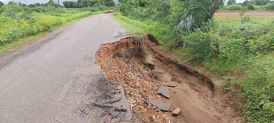 ವರ್ಷಗಳ ಹಿಂದೆ ಮಳೆ ನೀರಿಗೆ ಕೊರಕಲು ಬಿದ್ದ ಬಳಗೋಡ ಮತ್ತು ಶಾಂತಗೇರಿಯ ಮಧ್ಯದ ರಸ್ತೆ