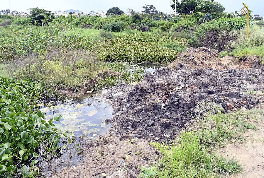 ಶಿವಮೊಗ್ಗದ ಬೊಮ್ಮನಕಟ್ಟೆಯ ಕೆರೆಯ ಕೆಳ ಭಾಗದಲ್ಲಿ ಕೋಡಿ ಒಡೆದಿರುವ ಜಾಗದಲ್ಲಿ ಮಹಾನಗರ ಪಾಲಿಕೆ ವತಿಯಿಂದ ಮಣ್ಣು ಹಾಕಿರುವುದು 