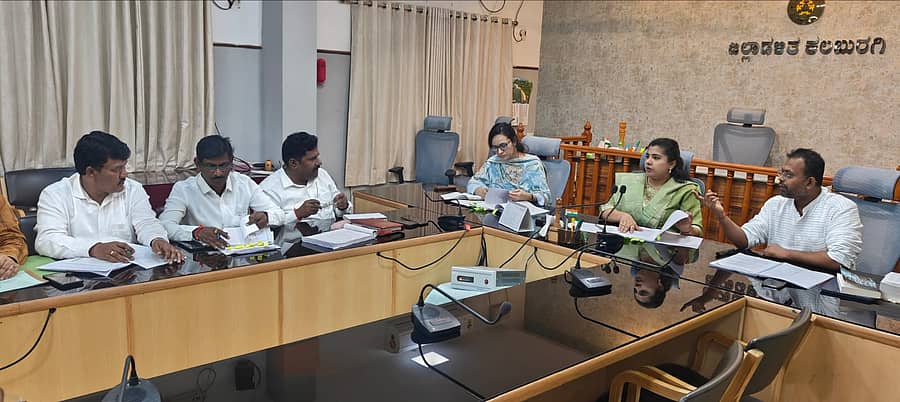 ಕಲಬುರಗಿಯ ಜಿಲ್ಲಾಧಿಕಾರಿ ಕಚೇರಿಯಲ್ಲಿ ಮಂಗಳವಾರ ನಡೆದ ಸಭೆಯಲ್ಲಿ ಜಿಲ್ಲಾಧಿಕಾರಿ ಫೌಜಿಯಾ ತರನ್ನುಮ್ ಮಾತನಾಡಿದರು