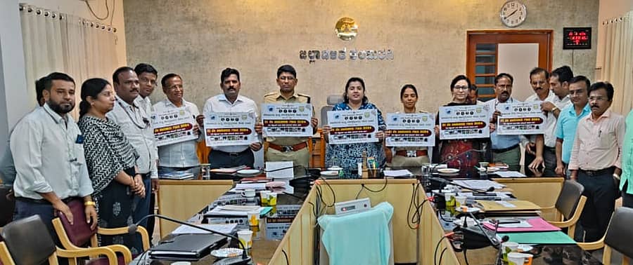 ಕಲಬುರಗಿಯಲ್ಲಿ ಬುಧವಾರ ಜಾನುವಾರು ಗಣತಿಯ ಪೋಸ್ಟರ್ ಜಿಲ್ಲಾಧಿಕಾರಿ ಬಿ.ಫೌಜಿಯಾ ತರನ್ನುಮ್, ಎಸ್ಪಿ ಅಡ್ಡೂರು ಶ್ರೀನಿವಾಸಲು, ಡಿಸಿಪಿ ಕನಿಕಾ ಸಿಕ್ರಿವಾಲ್, ಸಹಾಯಕ ಆಯುಕ್ತರಾದ ರೂಪಿಂದರ್ ಸಿಂಗ್ ಕೌರ್, ಪ್ರಭುರೆಡ್ಡಿ ಬಿಡುಗಡೆ ಮಾಡಿದರು