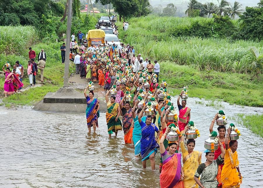 ಬೆಳಗಾವಿ ಗ್ರಾಮೀಣ ವಿಧಾನಸಭಾ ಕ್ಷೇತ್ರದ ಹಿರೇಬಾಗೇವಾಡಿಯ ಸಿದ್ಧನಬಾವಿ ಕೆರೆಯ ಬಾಗಿನ ಅರ್ಪಣಾ ಕಾರ್ಯಕ್ರಮದ ಅಂಗವಾಗಿ ಮಹಿಳೆಯರು ಬುಧವಾರ ಪೂರ್ಣಕುಂಭ ಮೆರವಣಿಗೆ ನಡೆಸಿದರು