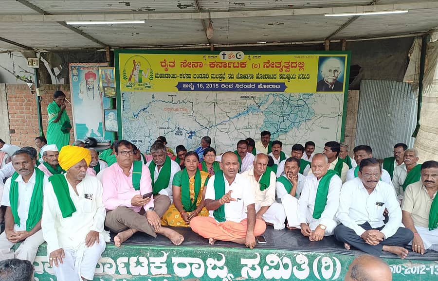 ನರಗುಂದದಲ್ಲಿ ನಡೆಯುತ್ತಿರುವ ಮಹದಾಯಿ ಕಳಸಾ ಬಂಡೂರಿ ಮಲಪ್ರಭೆ ನದಿ ಜೋಡಣಾ ಹೋರಾಟ ಸಮನ್ವಯ ಸಮಿತಿಯ ಹೋರಾಟದ ವೇದಿಕೆಯಲ್ಲಿ ವೀರೇಶ ಸೊಬರದಮಠ ಮಾತನಾಡಿದರು