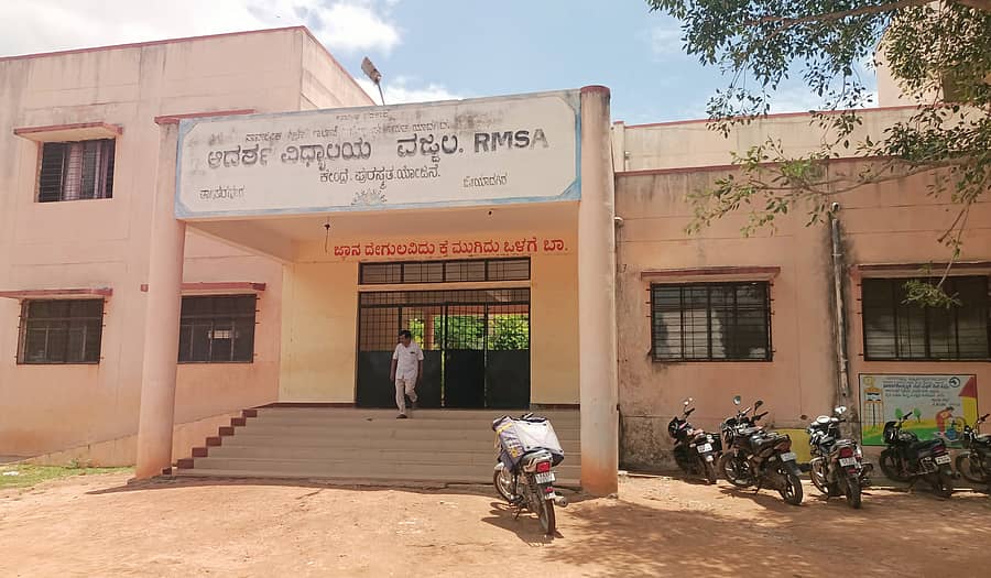 ಹುಣಸಗಿ ತಾಲ್ಲೂಕಿನ ವಜ್ಜಲ ಗ್ರಾಮದಲ್ಲಿರುವ ಆದರ್ಶ ಆಂಗ್ಲ ಮಾಧ್ಯಮ ಶಾಲೆ