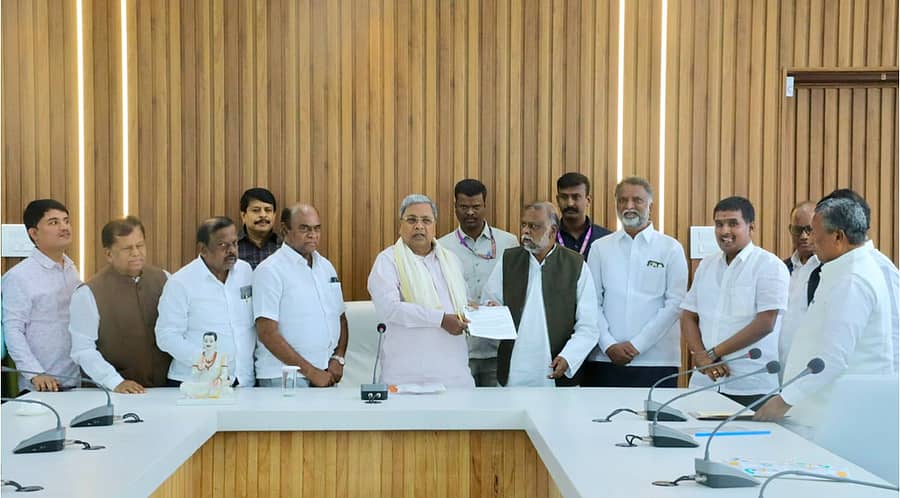 <div class="paragraphs"><p>ದಲಿತ ಶಾಸಕರು ಮತ್ತು ಮುಖಂಡರ ನಿಯೋಗ ಮುಖ್ಯಮಂತ್ರಿ ಸಿದ್ದರಾಮಯ್ಯ ಭೇಟಿಯಾಗಿ ಒಳ ಮೀಸಲಾತಿ ಜಾರಿ ಸಂಬಂಧ ಚರ್ಚೆ ನಡೆಸಿದರು</p></div>