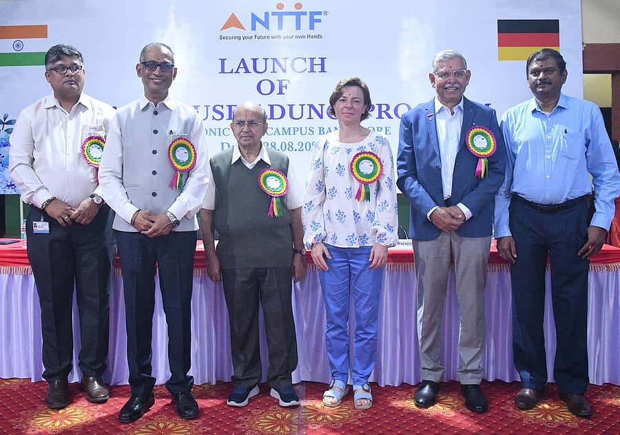 ಎನ್ಟಿಟಿಎಫ್ ತರಬೇತಿ ಕೇಂದ್ರದಲ್ಲಿ ಬುಧವಾರ ಆರಂಭವಾದ ಜರ್ಮನ್ ಅಸ್ಬಿಲ್ಡಂಗ್ (ತರಬೇತಿ) ಕಾರ್ಯಕ್ರಮದಲ್ಲಿ ಜರ್ಮನ್ ದೂತವಾಸದ ಅಧಿಕಾರಿಗಳು ಮತ್ತು ಎನ್ಟಿಟಿಎಫ್ ಮುಖ್ಯಸ್ಥರು ಭಾಗವಹಿಸಿದ್ದರು
