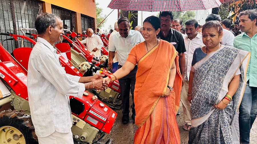 ಹಿರೇಬಾಗೇವಾಡಿಯಲ್ಲಿ ಬುಧವಾರ ಕೃಷಿ ಪರಿಕರ ವಿತರಿಸಿದ ಸಚಿವೆ ಲಕ್ಷ್ಮಿ ಹೆಬ್ಬಾಳಕರ ಅವರು ರೈತರೊಬ್ಬರಿಗೆ ಹಸ್ತಲಾಘವ ಮಾಡಿ ಶುಭಾಶಯ ತಿಳಿಸಿದರು