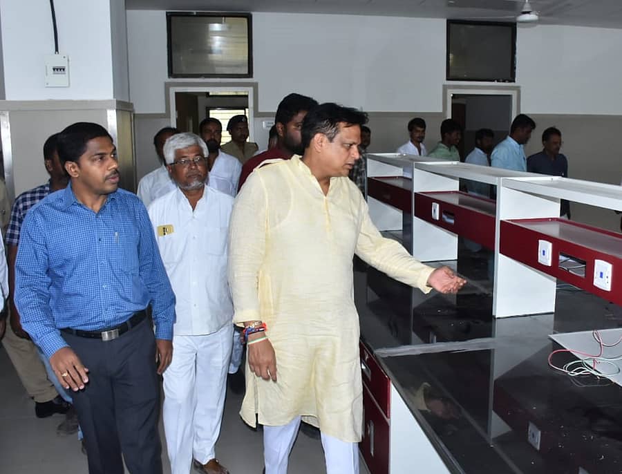 ಕೆಕೆಆರ್ಡಿಬಿ ಅಧ್ಯಕ್ಷ ಡಾ. ಅಜಯ್ ಸಿಂಗ್ ಅವರು ಕಲಬುರಗಿಯ ಜಯದೇವ ಆಸ್ಪತ್ರೆಗೆ ಬುಧವಾರ ಭೇಟಿ ನೀಡಿ, ಕಾಮಗಾರಿ ವೀಕ್ಷಿಸಿದರು. ಕಾರ್ಯದರ್ಶಿ ಎಂ.ಸುಂದರೇಶ ಬಾಬು ಉಪಸ್ಥಿತರಿದ್ದರು