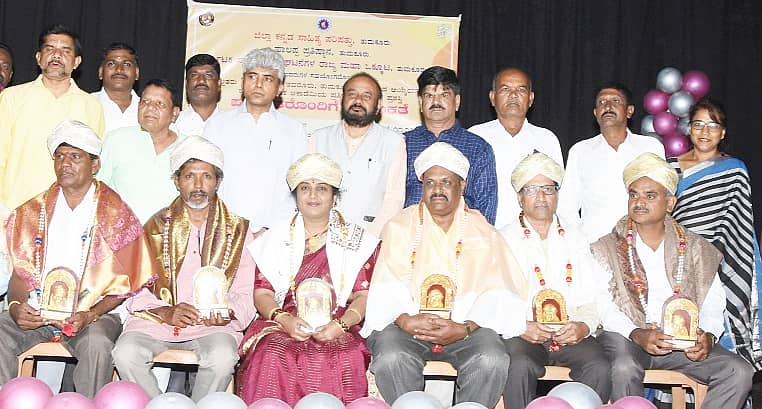 <div class="paragraphs"><p>ತುಮಕೂರಿನಲ್ಲಿ ಬುಧವಾರ&nbsp;ಕನ್ನಡ ಸಾಹಿತ್ಯ ಪರಿಷತ್ತು, ಹಾಲಪ್ಪ ಪ್ರತಿಷ್ಠಾನದಿಂದ ನಾಟಕ ಅಕಾಡೆಮಿ ಪ್ರಶಸ್ತಿ ಪುರಸ್ಕೃತರನ್ನು ಸನ್ಮಾನಿಸಲಾಯಿತು. ಕೆಪಿಸಿಸಿ ಉಪಾಧ್ಯಕ್ಷ ಮುರಳೀಧರ ಹಾಲಪ್ಪ,&nbsp;ಜಿಲ್ಲಾ ಕನ್ನಡ ಸಾಹಿತ್ಯ ಪರಿಷತ್ತಿನ ಅಧ್ಯಕ್ಷ ಕೆ.ಎಸ್.ಸಿದ್ಧಲಿಂಗಪ್ಪ, ರಂಗಭೂಮಿ ಕಲಾವಿದರ ಸಂಘದ ಅಧ್ಯಕ್ಷ ವೈ.ಎನ್.ಶಿವಣ್ಣ, ಇತರರು ಉಪಸ್ಥಿತರಿದ್ದರು</p></div>