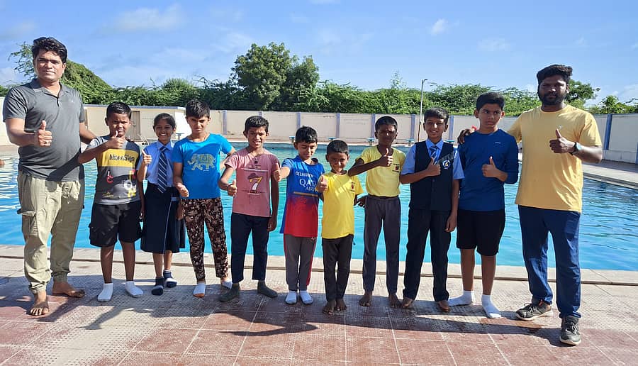 ಬೆಂಗಳೂರಿನಲ್ಲಿ ನಡೆಯುವ ಪ್ರತಿಭಾ ಶೋಧ ಈಜು ಪರೀಕ್ಷೆಗೆ ಆಯ್ಕೆಯಾಗಿರುವ ಕೊಪ್ಪಳದ ಈಜುಪಟುಗಳು. ಯುವ ಸಬಲೀಕರಣ ಹಾಗೂ ಕ್ರೀಡಾ ಇಲಾಖೆ ಸಹಾಯಕ ನಿರ್ದೇಶಕ ವಿಠ್ಠಲ ಜಾಬಗೌಡರ (ಎಡಬದಿ), ಕೋಚ್ ವೆಂಕಟೇಶ ಹೆಗಡೆ (ಬಲತುದಿ) ಇದ್ದಾರೆ