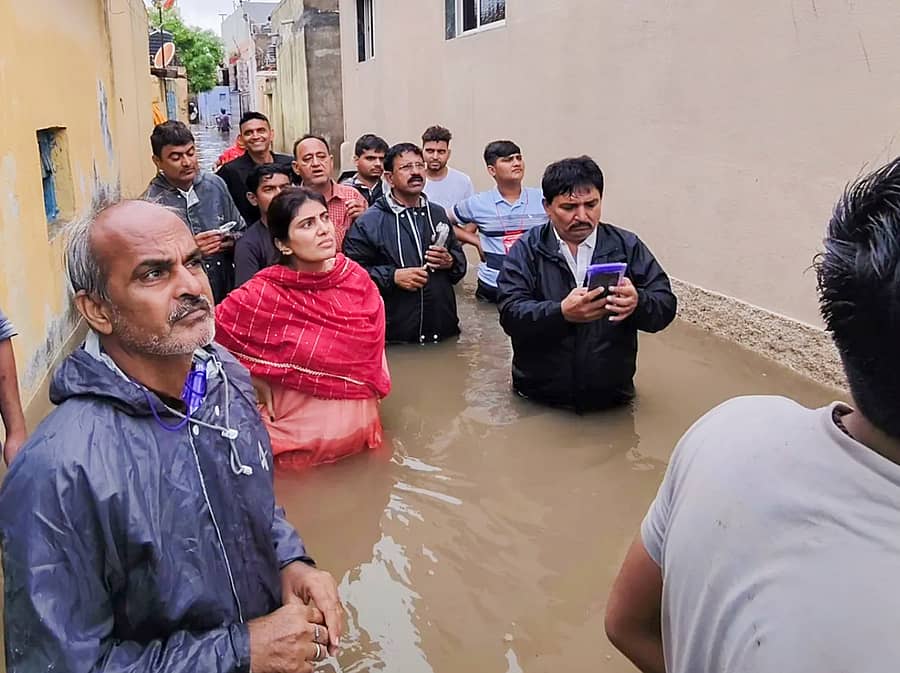 ಬಿಜೆಪಿ ನಾಯಕಿ ರಿವಾಬಾ ಜಡೇಜಾ ಪ್ರವಾಹ ಪೀಡಿತ ಜಾಮ್ನಗರ್ದಲ್ಲಿ ಸ್ಥಳ ಪರಿಶೀಲಿಸಿದರು –ಪಿಟಿಐ ಚಿತ್ರ