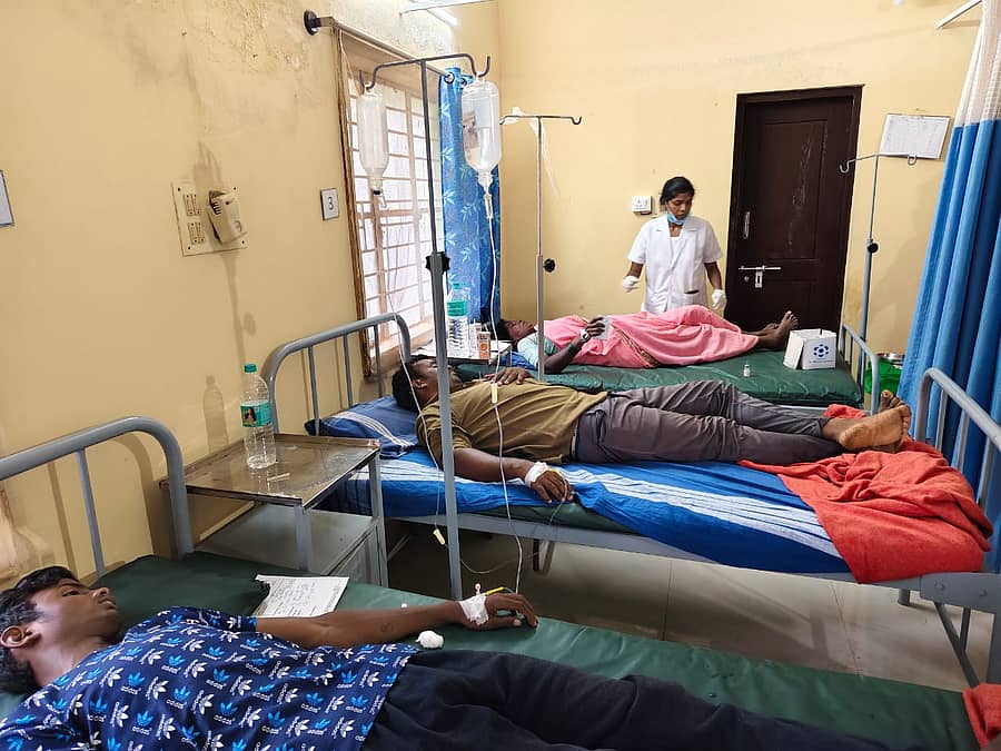 ಕೊಳ್ಳೇಗಾಲ ತಾಲ್ಲೂಕಿನ ಪಾಳ್ಯ ಗ್ರಾಮದ ಪ್ರಾಥಮಿಕ ಆರೋಗ್ಯ ಕೇಂದ್ರದಲ್ಲಿ ಚಿಕಿತ್ಸೆ ಪಡೆದ ಭಕ್ತರು