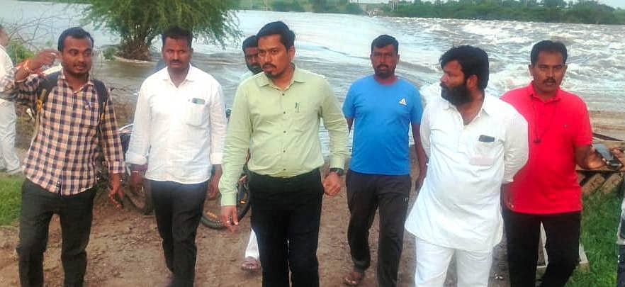 ಇಂಡಿ ಉಪ ವಿಭಾಗಾಧಿಕಾರಿ ಗದ್ಯಾಳ ಅವರು ಬುಧವಾರ ಸಿಬ್ಬಂದಿ ಜೊತೆಗೂಡಿ ಭೀಮಾ ನದಿಯ ದಂಡೆಗೆ ಭೇಟಿ ನೀಡಿ ಪರಿಶೀಲನೆ ನಡೆಸಿದರು 