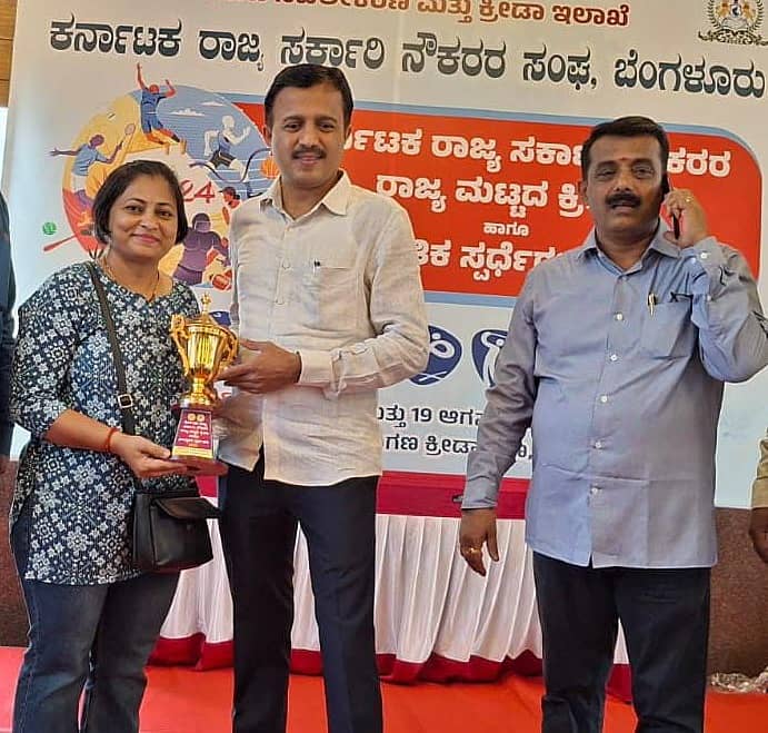 ಬೆಂಗಳೂರಿನಲ್ಲಿ ಈಚೆಗೆ ನಡೆದ ರಾಜ್ಯಮಟ್ಟದ ಈಜು ಸ್ಪರ್ಧೆಯಲ್ಲಿ ವಿಜೇತರಾದ ಕಡೋಲಿಯ ಜ್ಯೋತಿ ಕೋರಿ (ಹೊಸಟ್ಟಿ) ಅವರಿಗೆ ಸರ್ಕಾರಿ ನೌಕರರ ಸಂಘದ ಅಧ್ಯಕ್ಷ ಷಡಾಕ್ಷರಿ ಮೂರು ಚಿನ್ನದ ಪದಕ ಹಾಗೂ ಟ್ರೋಫಿ ನೀಡಿದರು