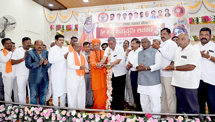 ಗೋಕಾಕದಲ್ಲಿ ಗೋಕಾಕ ಮತ್ತು ಮೂಡಲಗಿ ತಾಲ್ಲೂಕುಗಳ ಹಣಬರ ಸಮಾಜ ಬುಧವಾರ ಏರ್ಪಡಿಸಿದ್ದ ಶ್ರೀ ಕೃಷ್ಣ ಜನ್ಮಾಷ್ಟಮಿ ಕಾರ್ಯಕ್ರಮವನ್ನು ಶಾಸಕ ಬಾಲಚಂದ್ರ ಜಾರಕಿಹೊಳಿ ಜ್ಯೋತಿ ಬೆಳಗಿಸಿ ಉದ್ಘಾಟಿಸಿದರು