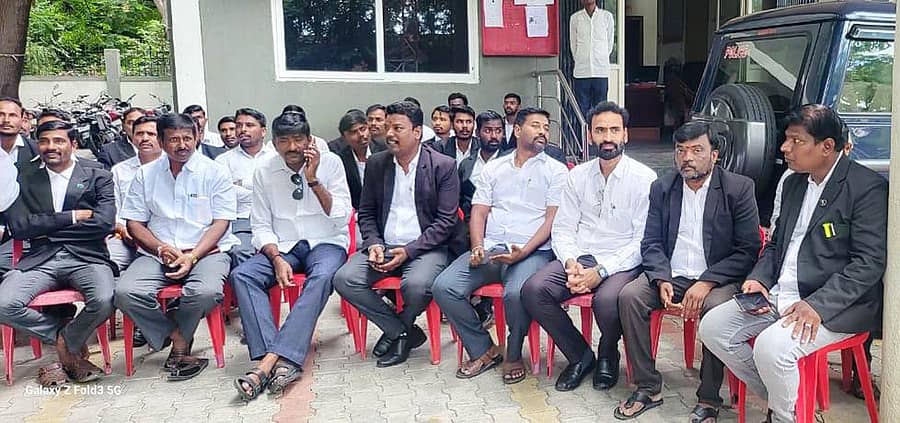 ಸಿಂಧನೂರು ತಾಲ್ಲೂಕಿನ ಯದ್ದಲದೊಡ್ಡಿ ಗ್ರಾಮದ ವಕೀಲ ಮೌನೇಶ ಹಾಗೂ ಅವರ ತಂದೆ ದ್ಯಾವಣ್ಣ ಅವರ ಮೇಲೆ ನಡೆದ ಹಲ್ಲೆ ಘಟನೆ ಖಂಡಿಸಿ ವಕೀಲರ ಸಂಘದಿಂದ ಬುಧವಾರ ಪ್ರತಿಭಟನೆ ನಡೆಯಿತು